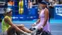 La tenista japonesa Naomi Osaka se lamenta por la lesión de la australiana Daria Saville La tenista japonesa Naomi Osaka se lamenta por la lesión de la australiana Daria Saville