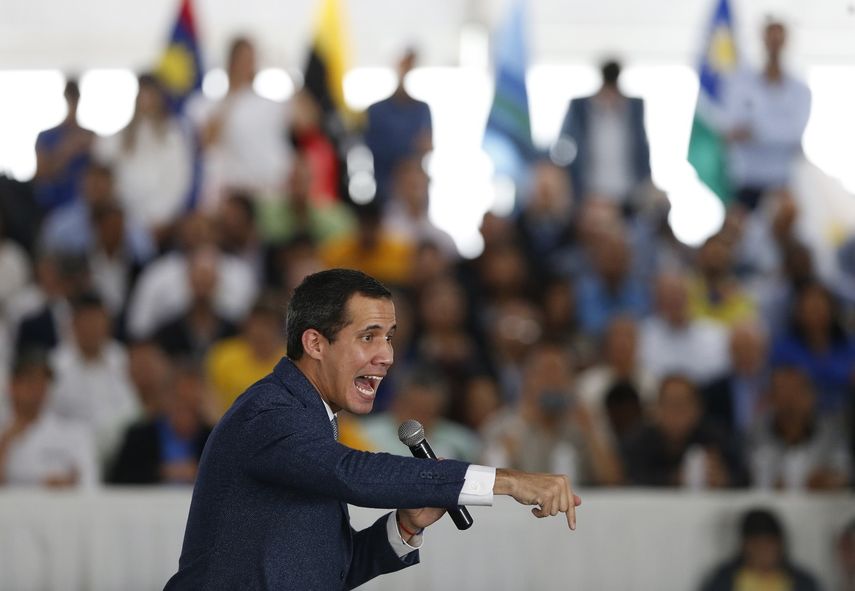 El presidente encargado de Venezuela Juan Guaidó habla con los líderes regionales y municipales durante una reunión en Caracas.
