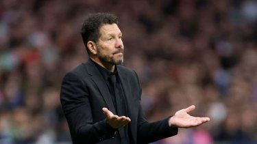 El entrenador argentino del Atlético de Madrid, Diego Simeone, hace un gesto en la línea de banda durante el partido de fútbol de la liga española entre el Club Atlético de Madrid y el RC Celta de Vigo en el Estadio Metropolitano de Madrid, el 15 de febrero de 2025.&nbsp;