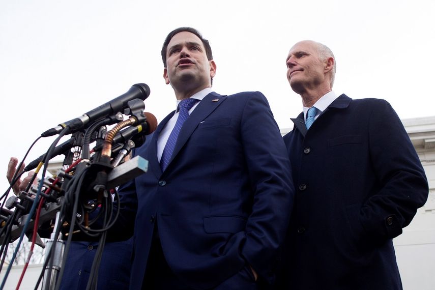Los senadores republicanos Marco Rubio (izq.) y Rick Scott (der.), ofrecen declaraciones a los medios tras una reunión con el presidente Donald Trump sobre Venezuela.