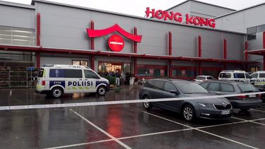 La polic&iacute;a acude al escenario de un incidente en el centro comercial Herman en Kuopio, Finlandia, donde un hombre atac&oacute; a varias personas con un cuchillo, matando a una persona y lesionando al menos a otras nueve, el martes 1 de octubre de 2019.&nbsp;