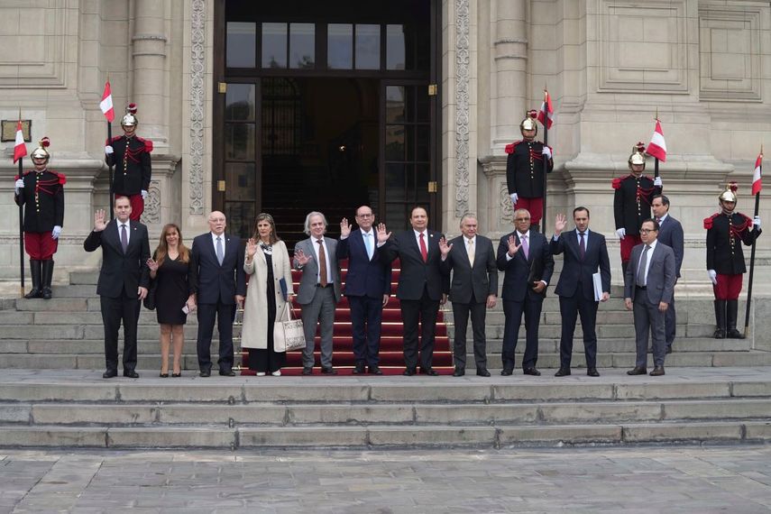 Miembros de una delegación de la Organización de los Estados Americanos (OEA) saludan a la prensa cuando llegan al Palacio de Gobierno para reunirse con el presidente peruano Pedro Castillo en Lima, Perú, el lunes 21 de noviembre de 2022.