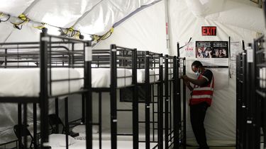 En imagen del 9 de julio de 2019, un empleado trabaja en una zona de literas en el centro de retenci&oacute;n de ni&ntilde;os migrantes en Carrizo Springs, Texas.