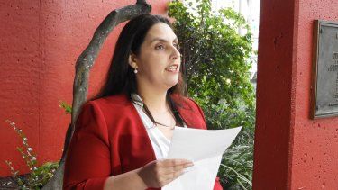 Exconcejala Angélica Pacheco en rueda de prensa.