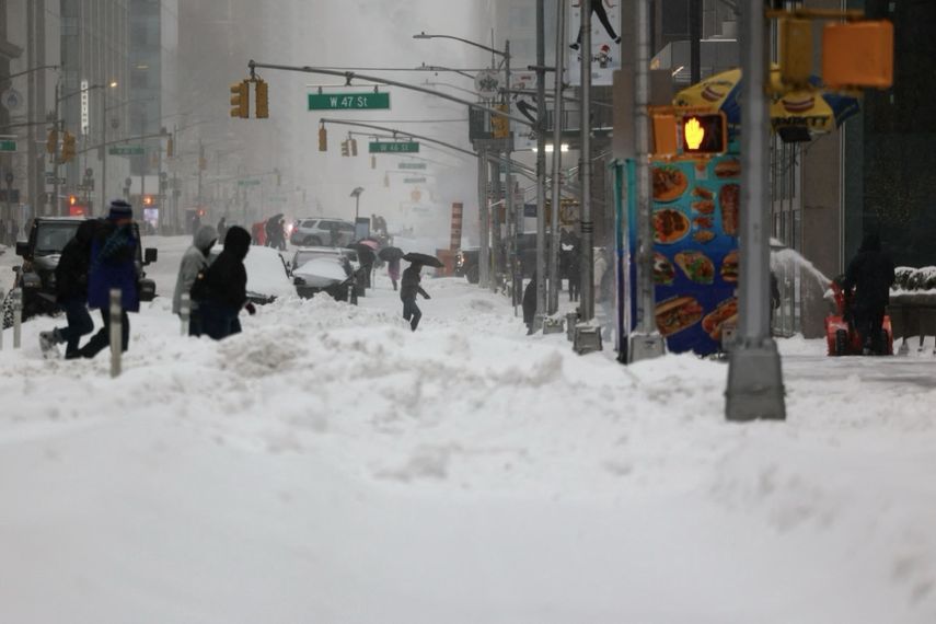 Personas cruzan la Sexta Avenida de Nueva York. 