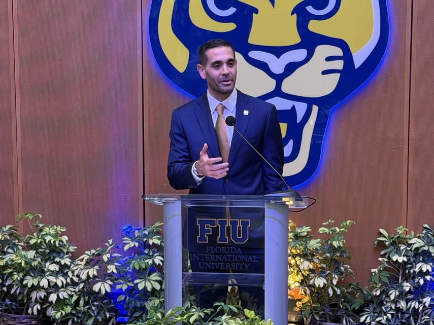 Joey Cantens durante su intervención tras ser nombrado entrenador principal del equipo de baloncesto de FIU.
