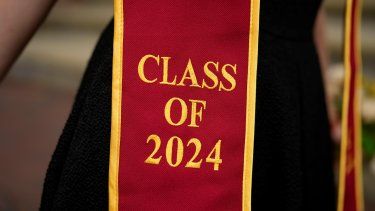 Un graduado porta su toga y una prenda con el año de su generación en el campus de la Universidad del Sur de California, el jueves 25 de abril de 2024, en Los Ángeles.