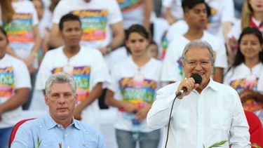 El expresidente de El Salvador, Salvador Sánchez Cerén, habla en un evento partidario del FSLN durante una visita a Nicaragua. Sentado a la izquierda, el designado gobernante cubano Miguel Díaz-Canel.
