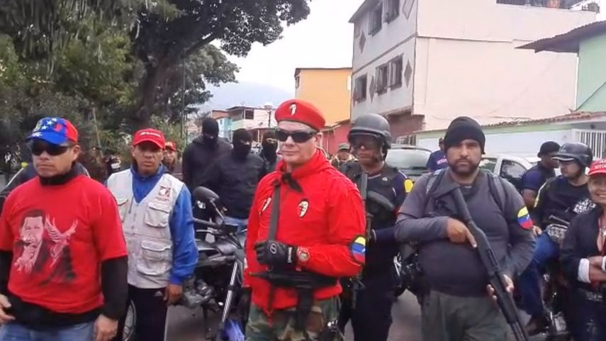 Chavistas encapuchados y armados aparecen en un video donde juran lealtad a Maduro y dicen que defenderán al régimen con las armas.
