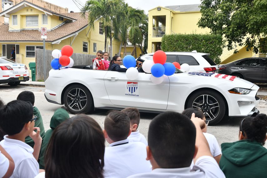 Los niños saludaron a los participantes en el desfile.&nbsp;