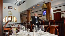 Domingo Gándara, propietario del establecimiento, reconocido por su carta, servicio y la calidad de los productos importados que utiliza Domingo Gándara, propietario del establecimiento, reconocido por su carta, servicio y la calidad de los productos importados que utiliza