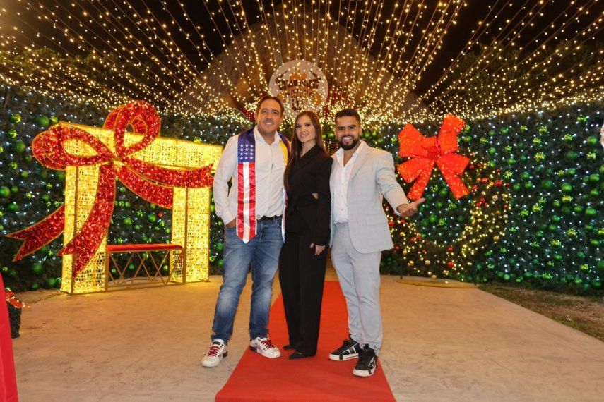 Fernando Mendoza, Celina Mendoza, y Daniel Zambrano, conocido como El Rey de la Navidad.