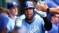 El venezolano Salvador Pérez, de los Reales de Kansas City, regresa al dugout tras conectar un jonrón en un compromiso de la MLB.