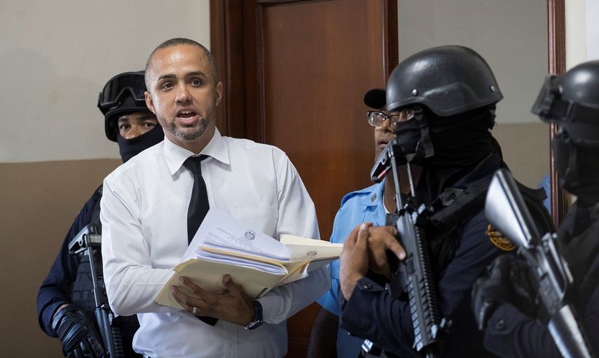 Un funcionario judicial llama a los abogados de los implicados en el atentado contra el expelotero de Grandes Ligas David Ortiz durante una audiencia en el Palacio de Justicia en Santo Domingo.