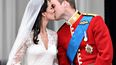 En esta foto de archivo tomada el 29 de abril de 2011, el príncipe William de Gran Bretaña besa a su esposa Kate, duquesa de Cambridge, en el balcón del Palacio de Buckingham, después del servicio de la boda, el 29 de abril de 2011.&nbsp;