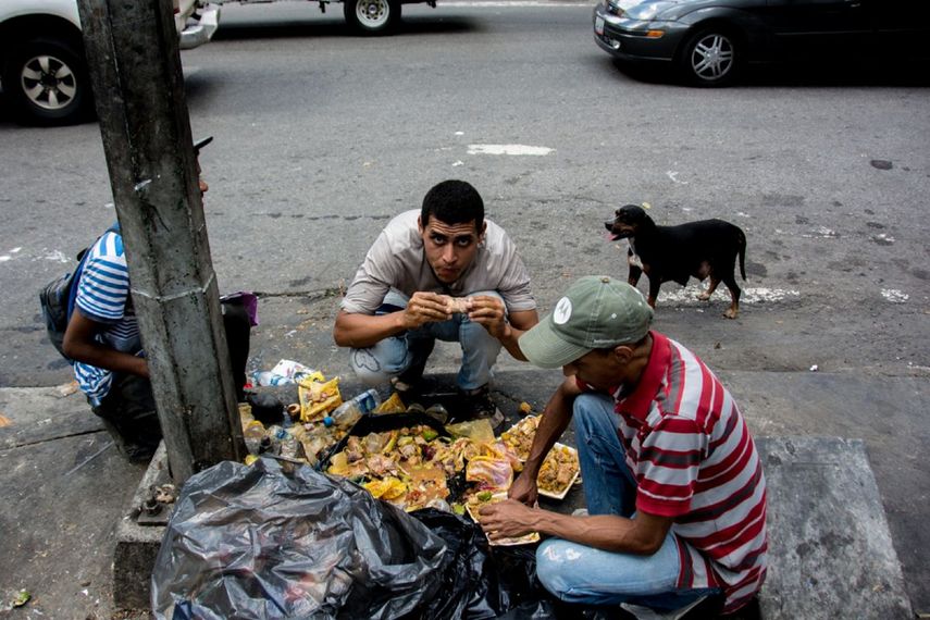 Los venezolanos se han visto en la necesidad de buscar comida en la basura ante la grave crisis economica y alimentaria.