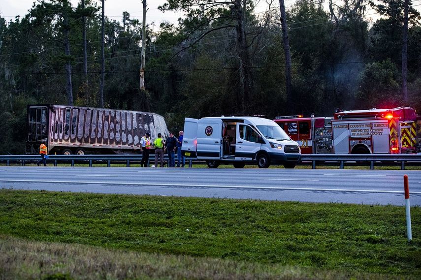 Fotografía cedida por Gainesville Sun en la que aparecen agentes de la policía que investigan el escenario de un accidente múltiple ocurrido en un tramo de la carretera Interestatal 75, en Gainesville (Estados Unidos).&nbsp;