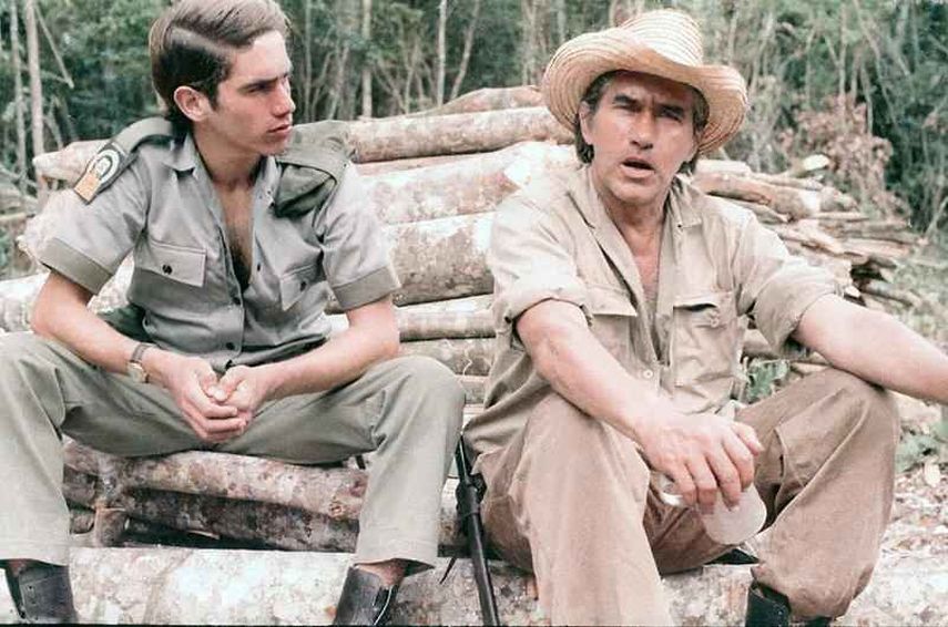 Salvador Wood (derecha) junto a su hijo Patricio en 1977 durante una escena de la película cubana El brigadista.