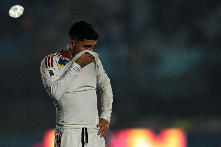 El venezolano Jefferson Savarino se lamenta a la conclusión de un partido entre su selección y la de Uruguay en Montevideo, el 10 de junio de 2025.