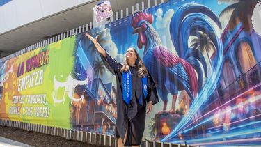 ¡feliz graduacion! miami dade college celebra a la clase graduada de 2025