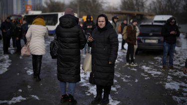 Gente esperando en una calle cortada por la policía tras un ataque de cohete en Kiev, Ucrania, el jueves 26 de enero de 2023.&nbsp;