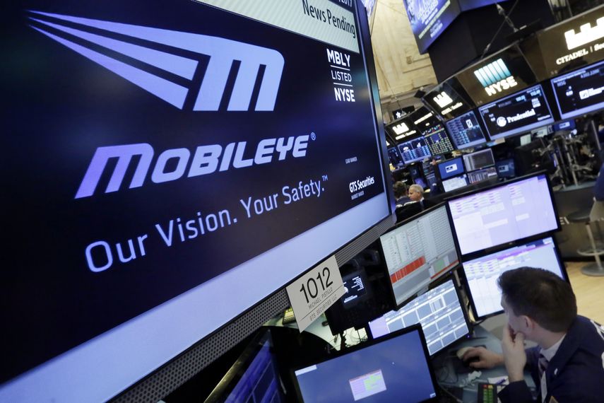 El logotipo de Mobileye aparece en una pantalla durante las operaciones de la Bolsa de Valores de Nueva York.  