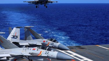 Un caza J-15 a punto de descender en el portaaviones Liaoning de la Armada china durante un entrenamientos militares.&nbsp;