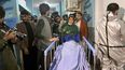 Varias personas junto al cadáver de una mujer asesinada por hombres armados en la ciudad de Jalalabad, Afganistán, el martes 2 de marzo de 2021.&nbsp;