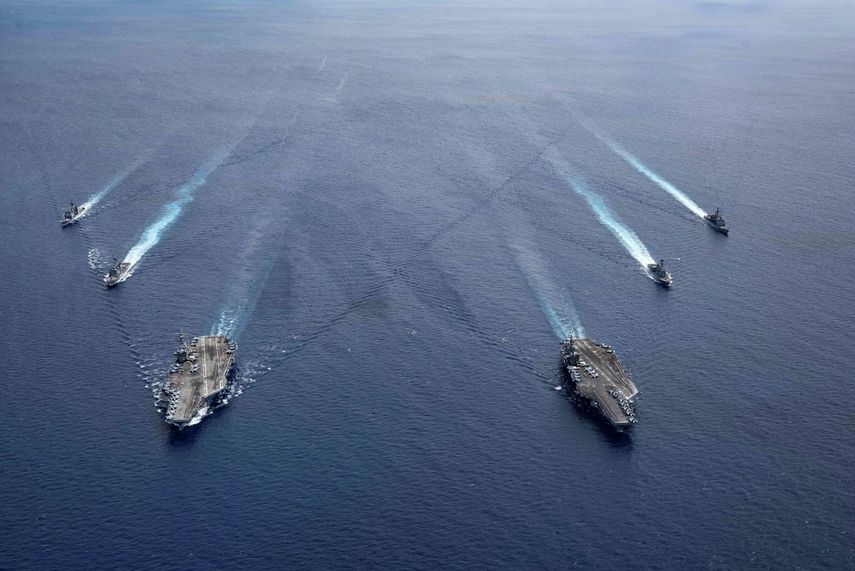 Fotograf&iacute;a proporcionada por la Marina de Estados Unidos de grupos de ataque USS Ronald Reagan (CVN 76) y USS Nimitz (CVN 68) en formaci&oacute;n en el Mar de China Meridional el lunes 6 de julio de 2020.&nbsp;
