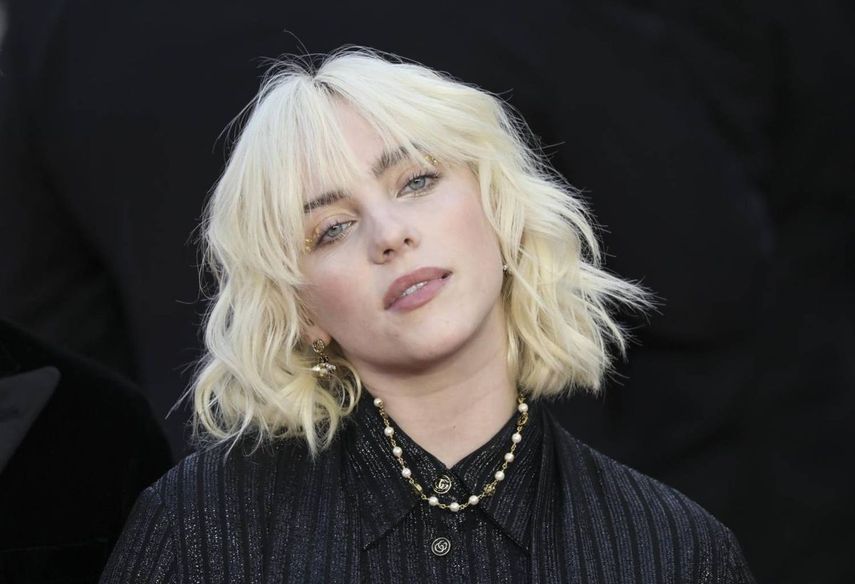 Billie Eilish posa al llegar al estreno mundial de la película de James Bond No Time To Die, el martes 28 de septiembre de 2021 en Londres.