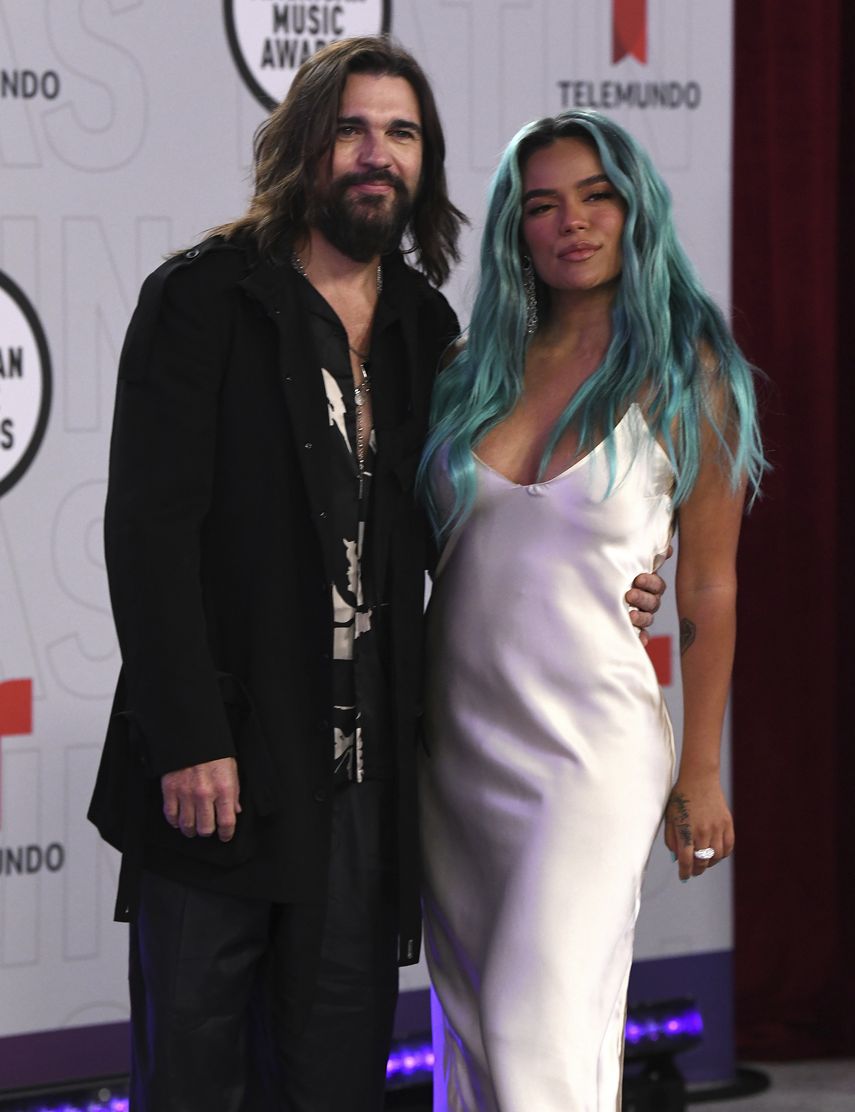 Juanes y Karol G posaron juntos en la alfombra roja de la ceremonia de los Latin American Music Awards en el BB&T Center, el jueves 15 de abril de 2021 en Sunrise, Florida.