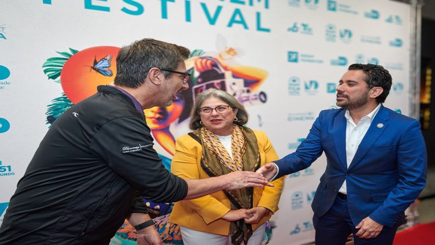 La alcaldesa de Miami-Dade,&nbsp;Daniella Levine Cava, junto al director y actor Ray Romano en la 40ma edición del Festival de Cine de Miami, que se celebra en la ciudad desde el 3 hasta el 12 de marzo de 2023.