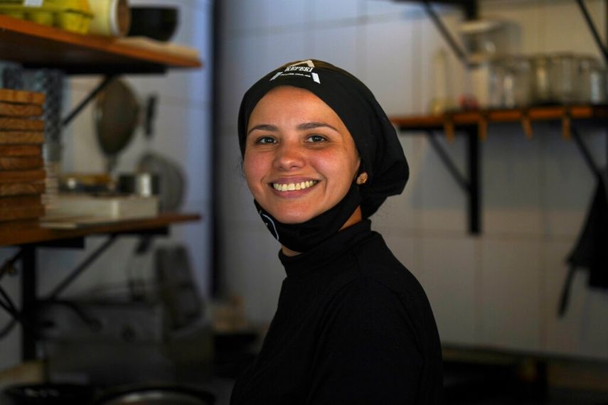 La migrante venezolana Flor Peña posa en su lugar de trabajo en un restaurante venezolano en Ciudad de México,