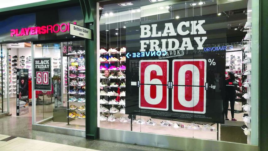 Vista parcial de una tienda en Budapest, Hungr&iacute;a, que anuncia los bajos precios en Black Friday.