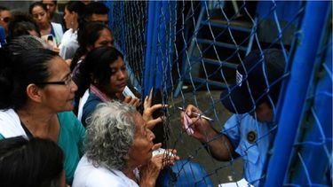 Esposas, madres o hermanas de detenidos en la cárcel de El Chipote, en la capital de Nicaragua, por protestar contra el Gobierno de Daniel Ortega.
