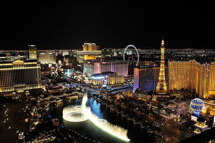 Vista nocturna de Las Vegas, una de las mejores ciudades de EEUU para los solteros