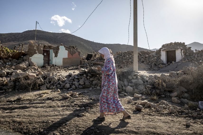 Una mujer pasa junto a casas destruidas después de un terremoto en el pueblo montañoso de Tafeghaghte, al suroeste de la ciudad de Marrakech, el 9 de septiembre de 2023.