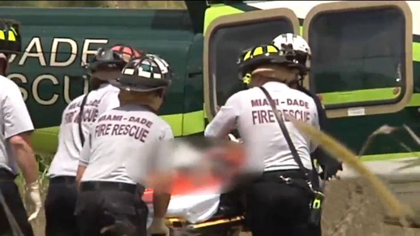 Escena que muestra el momento en que el niño accidentado era trasladado al Kendall Regional Hospital.&nbsp;