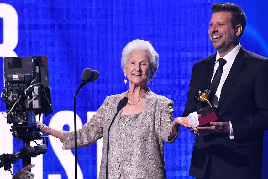 La cantante cubano-estadounidense Ángela Álvarez acepta el premio a Mejor artista nuevo en el escenario durante la 23 entrega anual de los Latin Grammy en el Michelob Ultra Arena de Mandalay Bay en Las Vegas, Nevada, el 17 de noviembre de 2022.