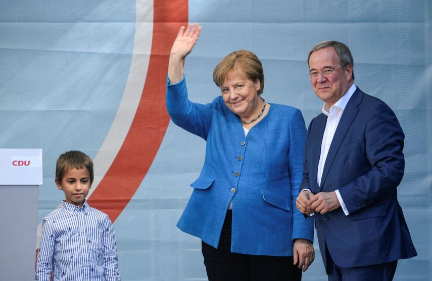 El líder y candidato a canciller de la Unión Demócrata Cristiana, Armin Laschet junto a la canciller alemana, Angela Merkel, durante su mitin de campaña en Aquisgrán, Alemania occidental, el 25 de septiembre de 2021.