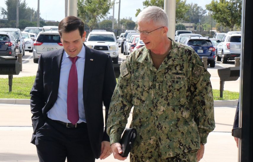 El senador republicano Marco Rubio camina junto al comandante&nbsp;Craig Faller, jefe del Comando Sur de EEUU, este viernes 22 de febrero de 2019.