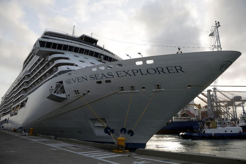 Vista general del crucero Seven Seas Explorer, reconocido como el barco más lujoso del mundo, atracado este jueves en el puerto de Cartagena (Colombia).