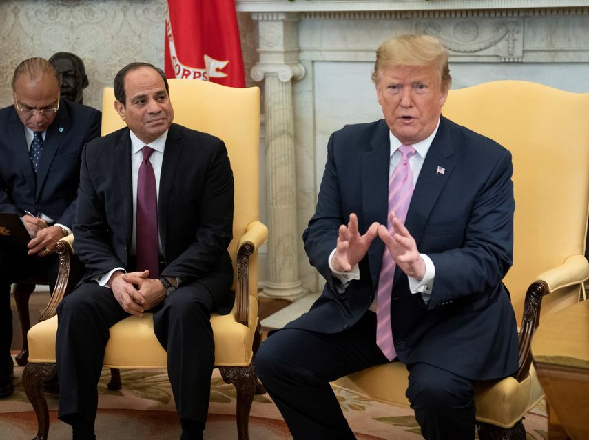 El presidente de los Estados Unidos, Donald J. Trump (d), recibe a su homólogo egipcio, Abdel Fattah Al-Sisi (i), antes de un encuentro bilateral este martes en la Casa Blanca, Washington, Estados Unidos.