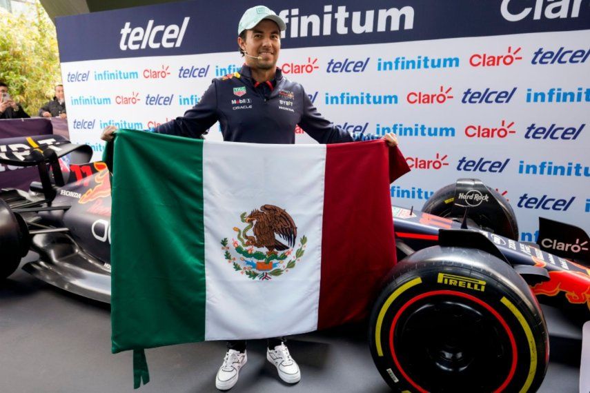 El piloto mexicano de Red Bull Sergio Pérez sostiene una bandera de México durante su conferencia de prensa antes del Gran Premio de México el miércoles 23 de octubre del 2024.&nbsp;