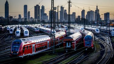 Trenes estacionados cerca de la estación central de Fráncfort, Alemania, el lunes 27 de marzo de 2023. Alemania enfrentaba una huelga nacional de transportes el lunes.&nbsp;