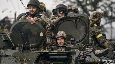 Soldados ucranianos a bordo de un tanque el jueves 20 de octubre de 2022, en la región de Donetsk, Ucrania.&nbsp;