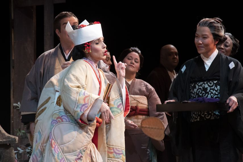 Sandra L&oacute;pez y el elenco de Madama Butterfly ensayan la &oacute;pera.