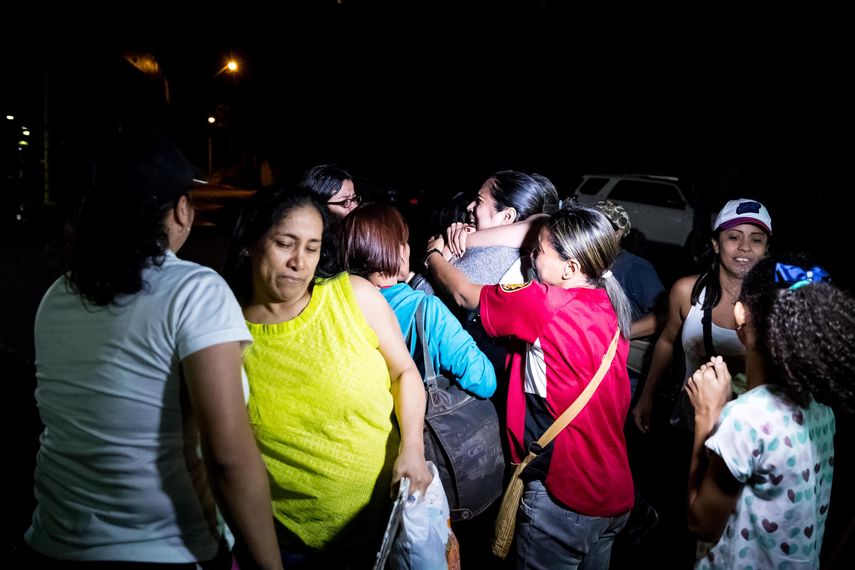 Familiares de Venus Medina y María Pérez las abrazan luego de su liberación, en las inmediaciones de El Helicoide, cárcel del Sebin en Caracas
