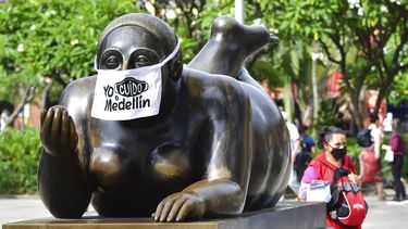 Estatua callejera de Fernando Botero con un tapabocas que dice Yo cuido a Medell&iacute;n en una foto captada el 9 de junio del 2020, en la ciudad de Medell&iacute;n, Colombia.