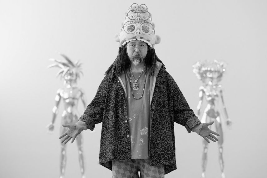 El artista contemporáneo japonés Takashi Murakami posa durante una sesión de fotos en la Galería Gagosian en Le Bourget, en las afueras de París, el 8 de junio de 2023.